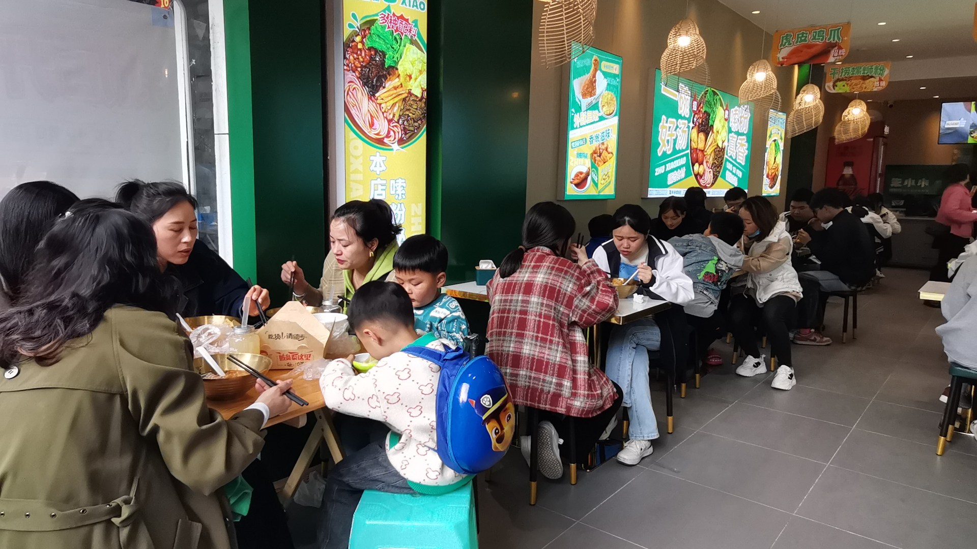 朱小小螺螄粉加盟品牌對加盟商提供專業(yè)扶持，助力快速在市場站穩(wěn)腳跟